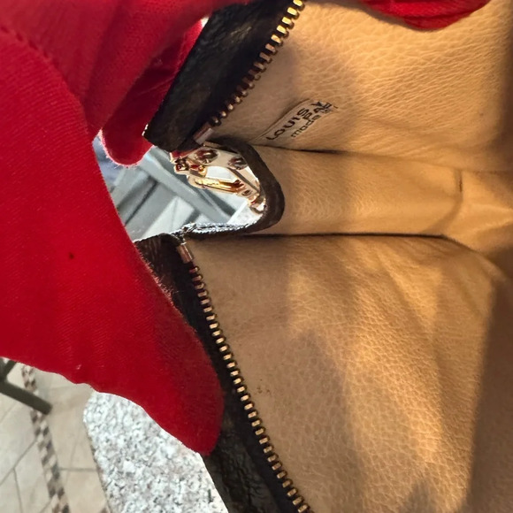 - Vintage LOUIS VUITTON Monogram Pouche Toilette 26 Clutch Bag converted - Picture 16 of 17